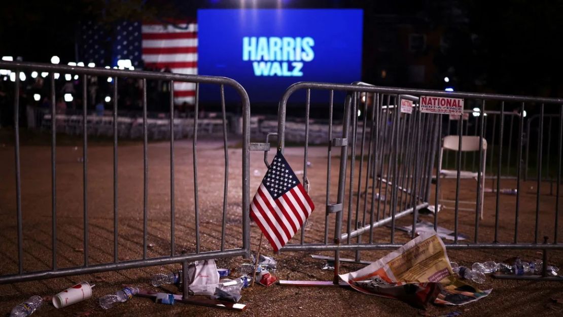 Se deja una bandera en un evento organizado por la vicepresidenta Kamala Harris en la Universidad Howard en la ciudad de Washington el 6 de noviembre de 2024.