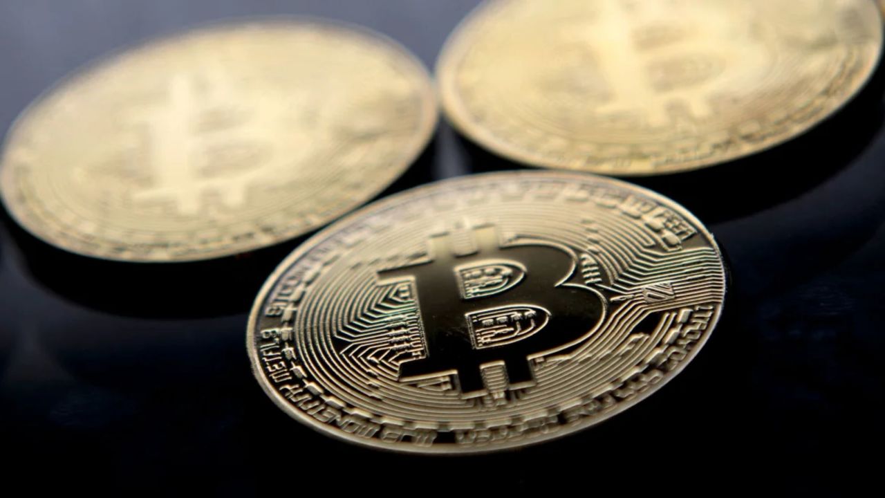 Monedas de recuerdo de bitcoin bañadas en oro se colocan para una fotografía en Londres el 20 de noviembre de 2017. Justin Tallis/AFP/Getty Images