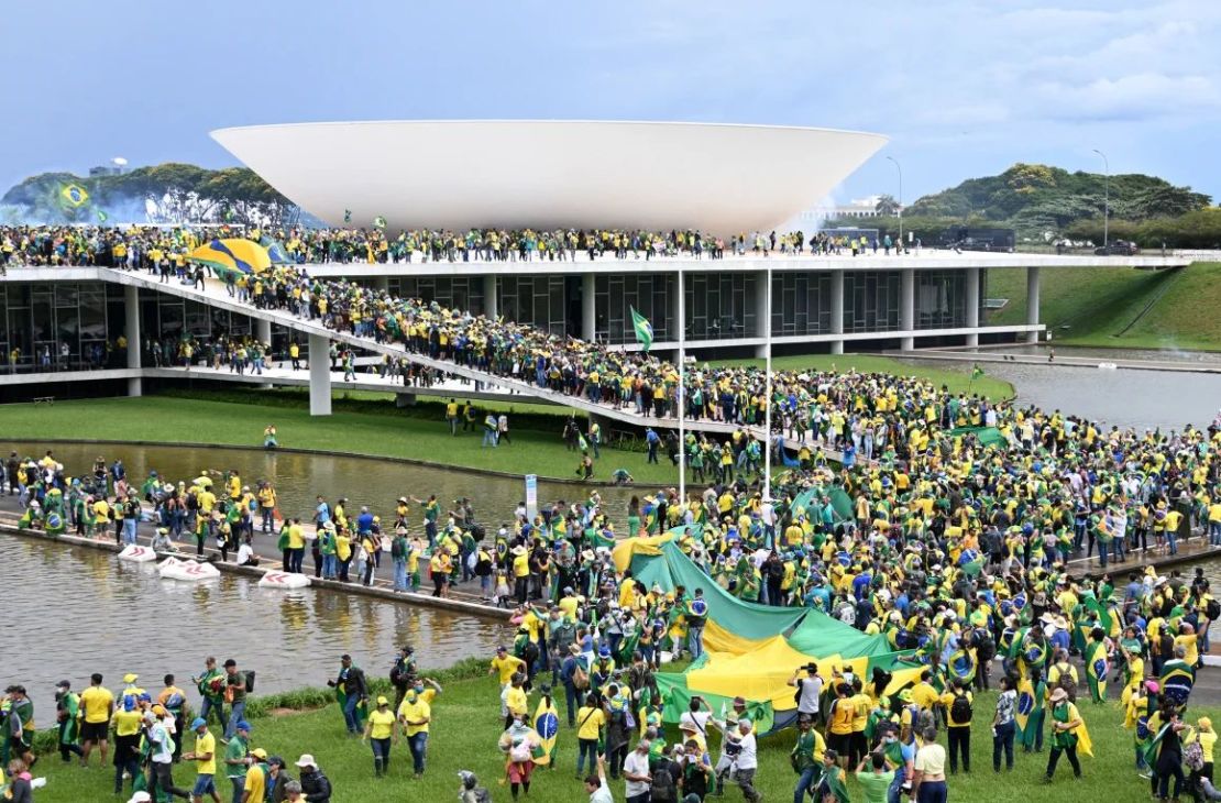 Partidarios del expresidente brasileño Jair Bolsonaro protestan contra la toma de posesión del presidente Luiz Inácio Lula da Silva en Brasilia el 8 de enero de 2023. Crédito: Evaristo Sa/AFP/Getty Images/Archivo.