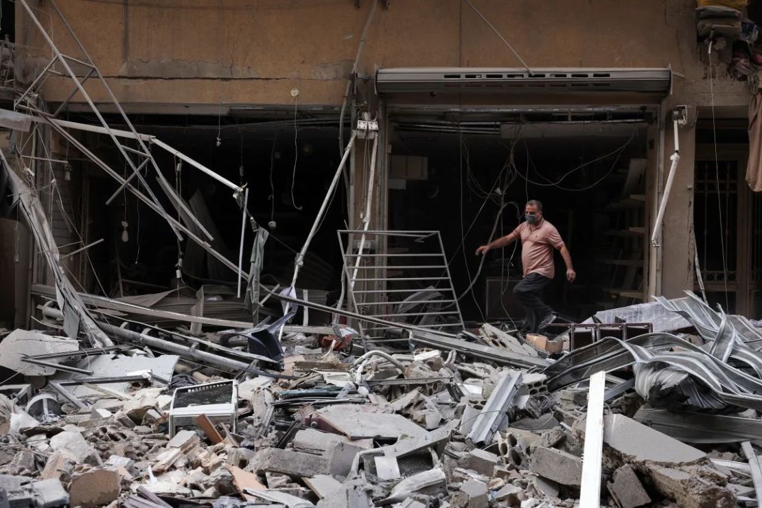 Un hombre camina sobre escombros cerca de edificios dañados, después de los ataques israelíes en los suburbios del sur de Beirut el 9 de noviembre de 2024. Crédito: Mohamed Azakir/Reuters.