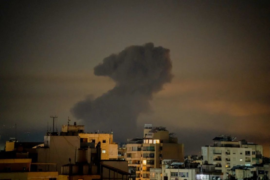 El humo se eleva después de que un ataque aéreo israelí golpeara los suburbios del sur de Beirut el 9 de noviembre de 2024. Crédito: Nael Chahine/AFP/Middle East Images/Getty Images.