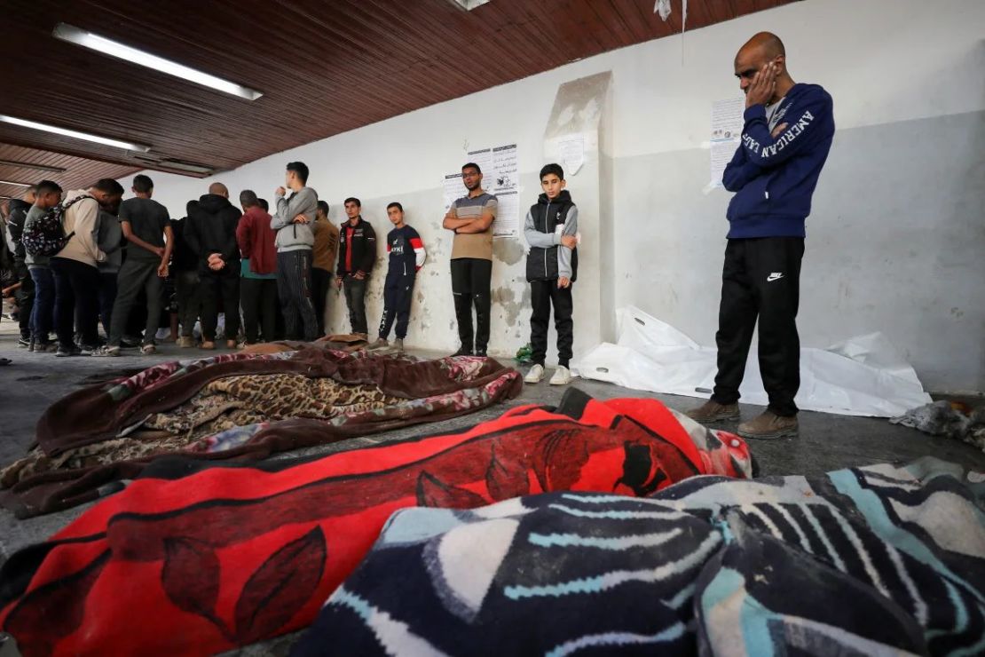 Los dolientes se reúnen junto a los cuerpos de los palestinos muertos en un ataque israelí a una casa en Jabalia, en el hospital Al-Ahli en la ciudad de Gaza el domingo. Crédito: Dawoud Abu Alkas/Reuters.