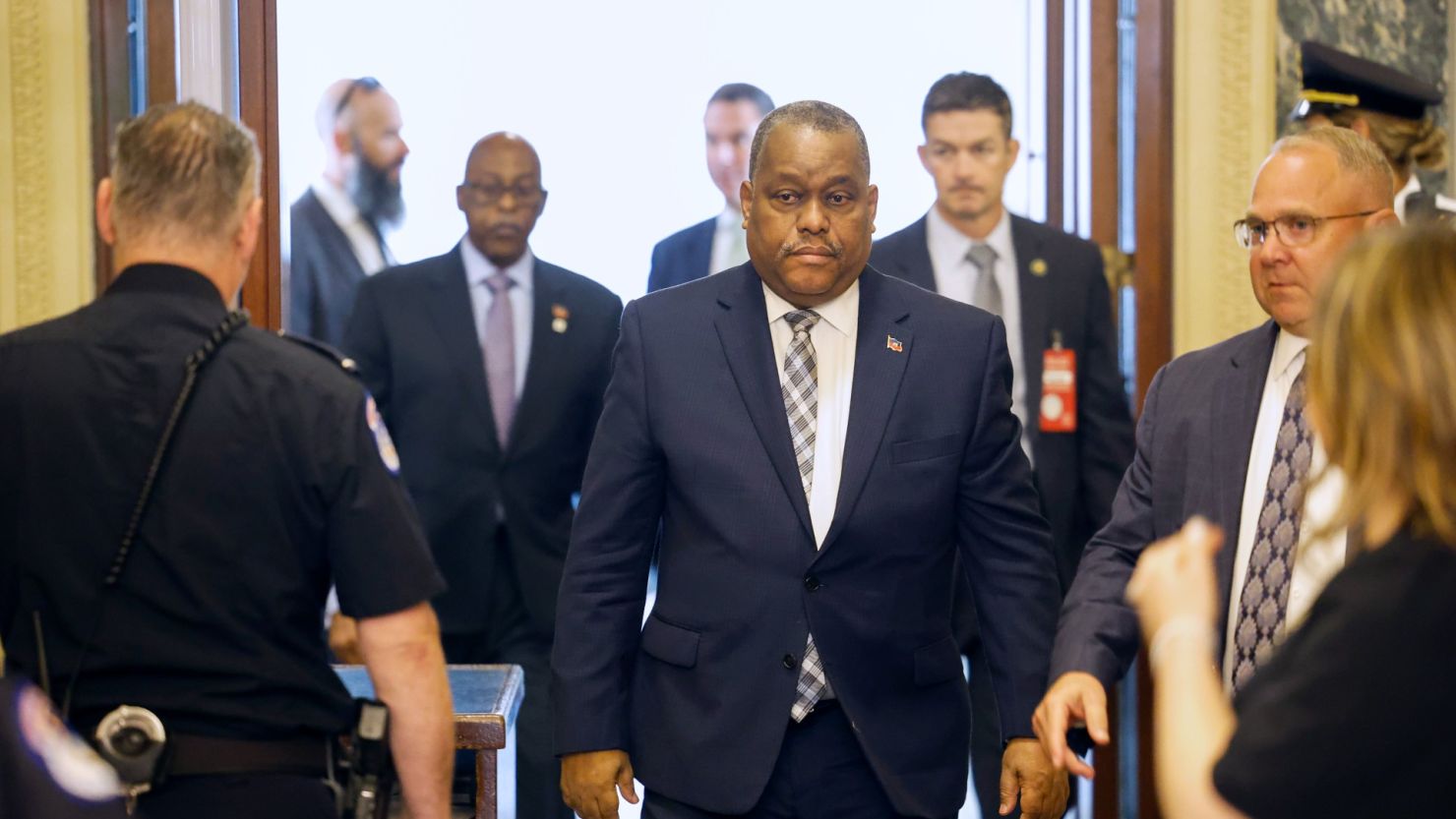 Garry Conille llega al Capitolio de Estados Unidos el 2 de julio de 2024 en Washingtonn. Crédito: Anna Moneymaker/Getty Images