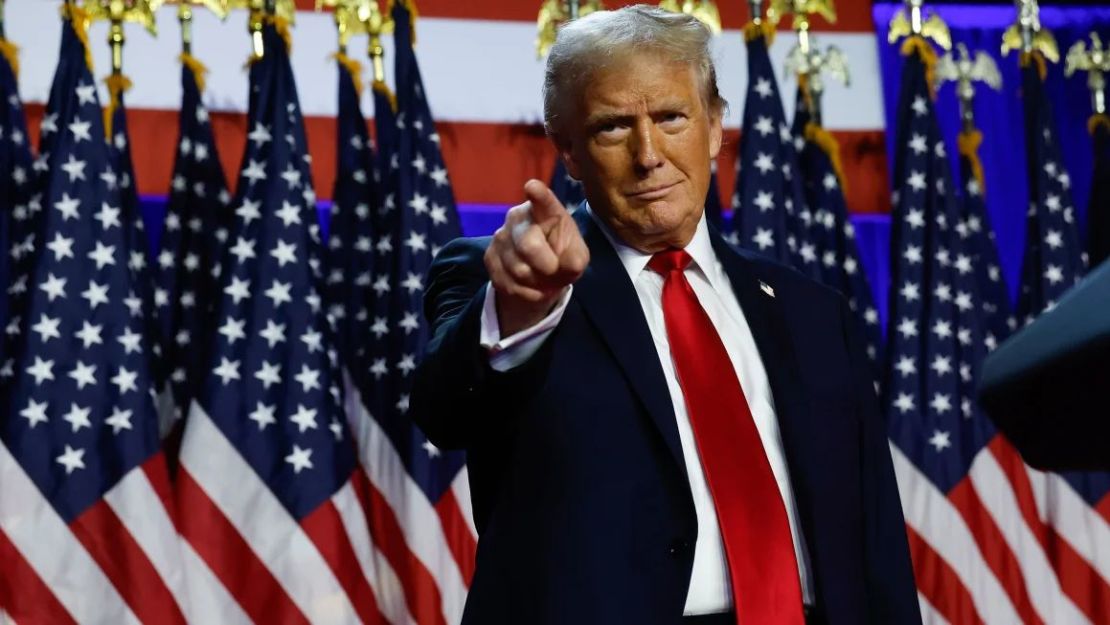 El expresidente Donald Trump llega para hablar durante un evento de la noche de las elecciones en el Centro de Convenciones de West Palm Beach el 6 de noviembre de 2024, en West Palm Beach, Florida.