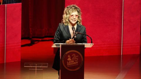 Albita acepta el premio de los Latin Grammy el 10 de noviembre de 2024 en Miami, Florida. Romain Maurice/Getty Images