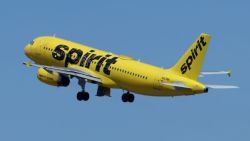 Un avión de Spirit Airlines despega del Aeropuerto Internacional de Oakland el 6 de mayo de 2024 en Oakland, California.