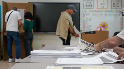 Los votantes llenan sus papeletas en un centro de votación el día de las elecciones en San Juan, Puerto Rico, el 5 de noviembre de 2024.