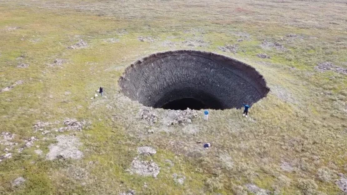 Enormes cráteres, algunos de cientos de metros de ancho, consolidaron el paisaje helado.