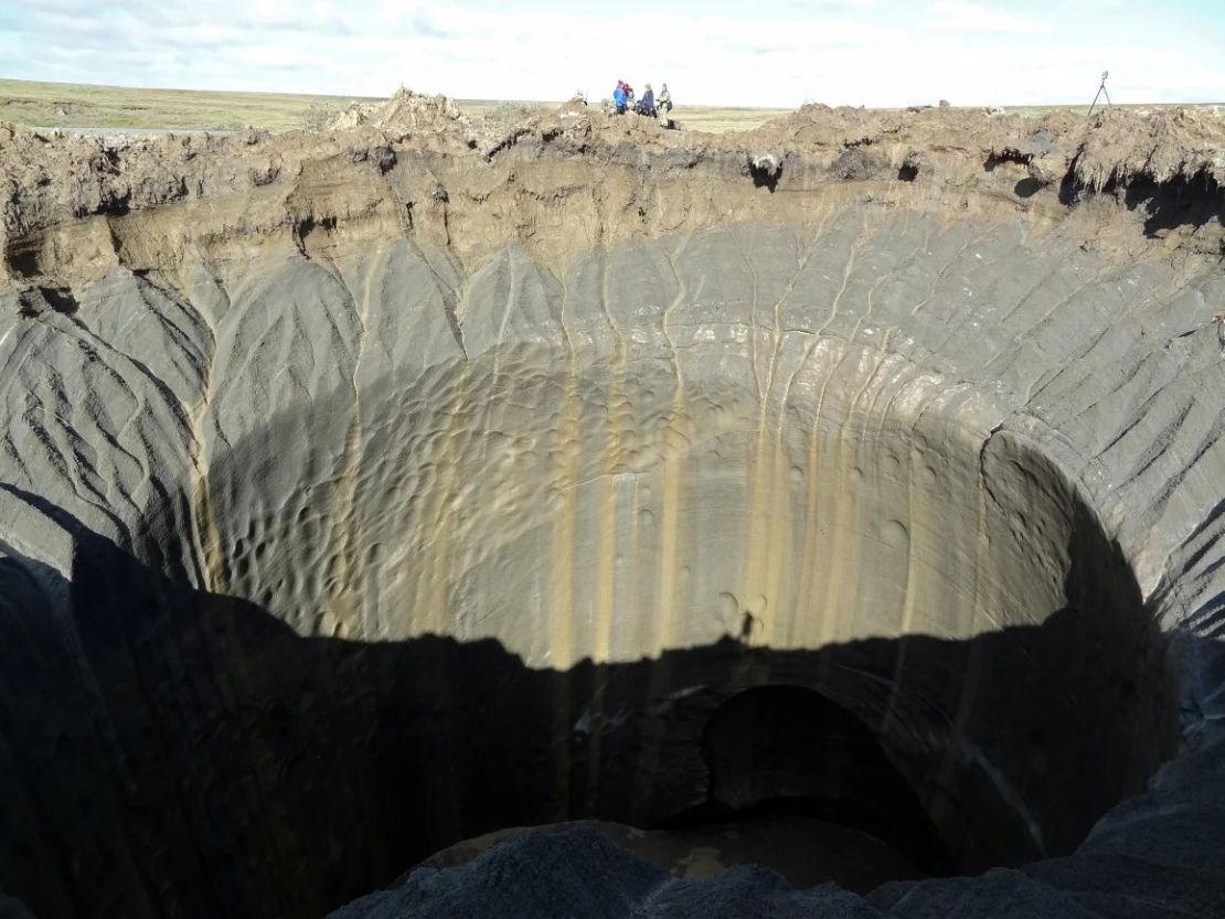 Un cráter en la península de Yamal el 25 de agosto de 2014. Muchos cráteres son tan profundos que es hasta imposible ver el fondo.