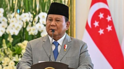 El presidente de Indonesia, Prabowo Subianto, da una declaración de prensa en el palacio presidencial en Yakarta el 6 de noviembre de 2024.