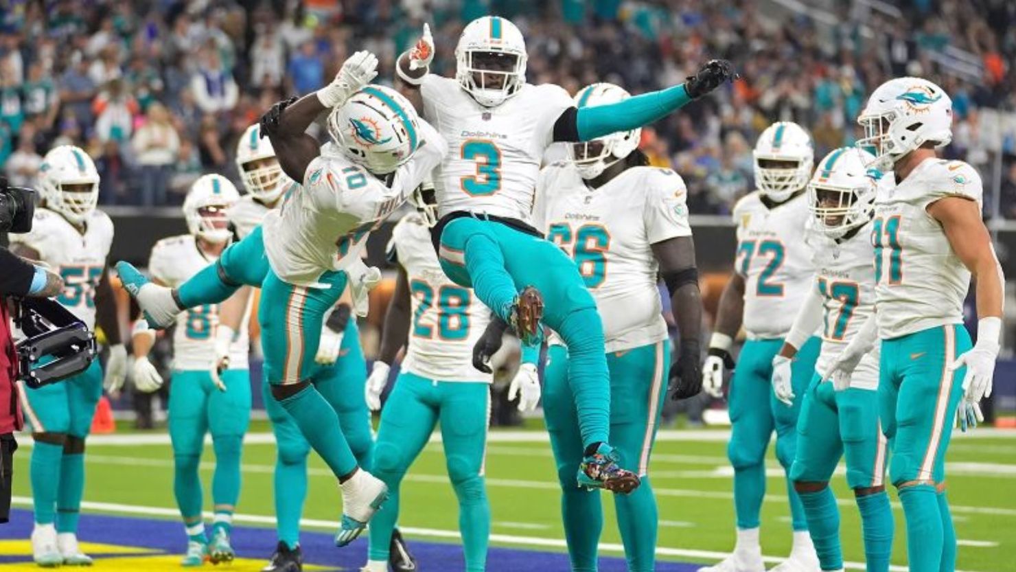 El receptor abierto Tyreek Hill (izquierda) celebra su touchdown contra Los Angeles Rams.
