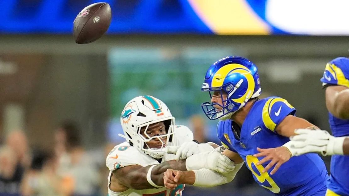 El linebacker de los Miami Dolphins, Quinton Bell, obliga al mariscal de campo de Los Angeles Rams, Matthew Stafford, a perder el balón durante la primera mitad del juego.