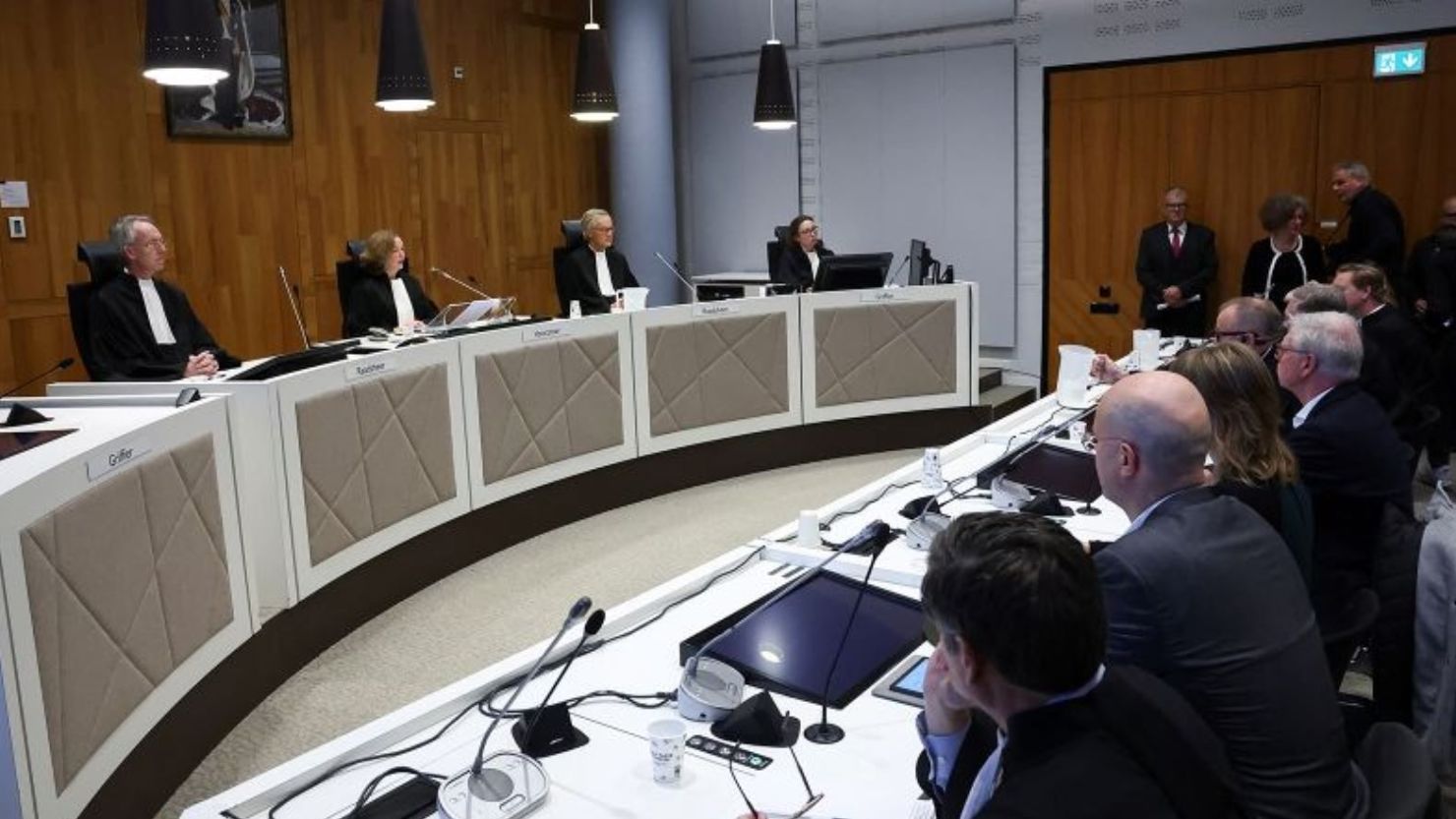 Un tribunal de los Países Bajos emite su fallo en la apelación de Shell sobre una orden judicial de 2021 para reducir drásticamente las emisiones proyectadas de gases de efecto invernadero en La Haya, Países Bajos, el 12 de noviembre de 2024.