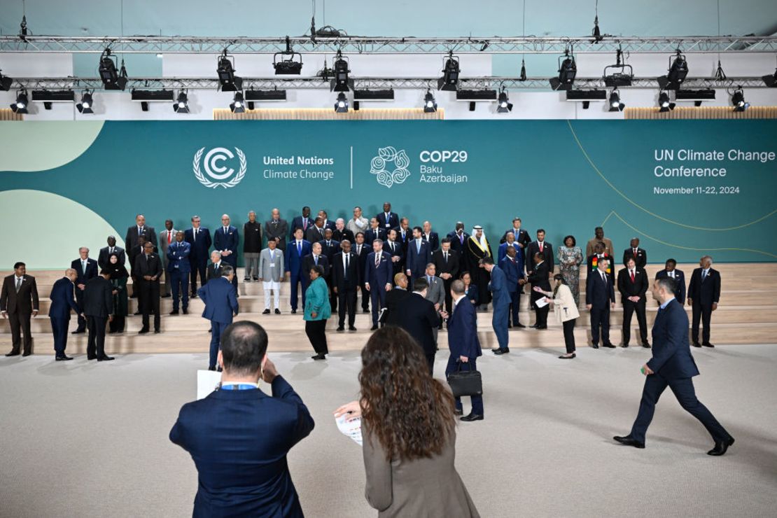 Los líderes mundiales y los delegados participantes llegan para una foto conjunta durante la Conferencia de las Naciones Unidas sobre el Cambio Climático (COP29) en Bakú el 12 de noviembre de 2024.