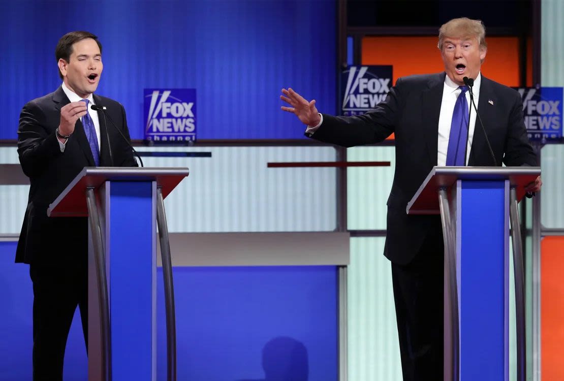 Los entonces aspirantes republicanos a la presidencia, el senador Marco Rubio (a la izquierda), y Donald Trump (a la derecha) participan en un debate patrocinado por Fox News en el Fox Theatre el 3 de marzo de 2016 en Detroit, Michigan.