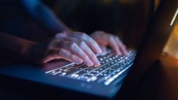 La proliferación de herramientas de inteligencia artificial ha facilitado la creación y difusión de imágenes sexuales falsas y no consensuadas de cualquier persona. Pero los objetivos de esta forma de acoso tienen opciones. d3sign/Momento RF/Getty Images