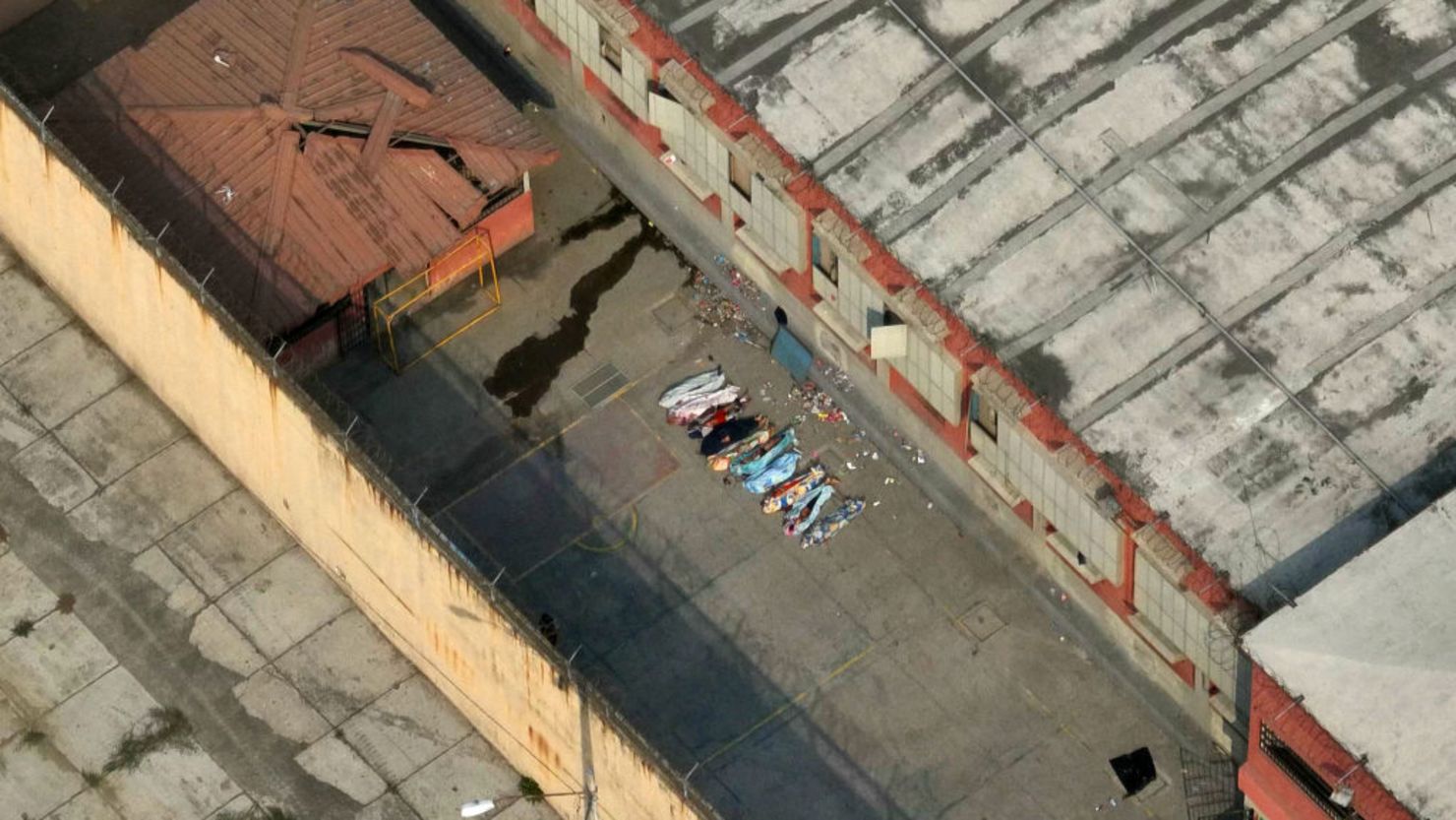 Una vista aérea muestra cuerpos cubiertos con mantas en las instalaciones de la prisión Del Litoral después de los enfrentamientos que dejaron 15 reclusos muertos en Guayaquil, Ecuador, el 12 de noviembre de 2024.