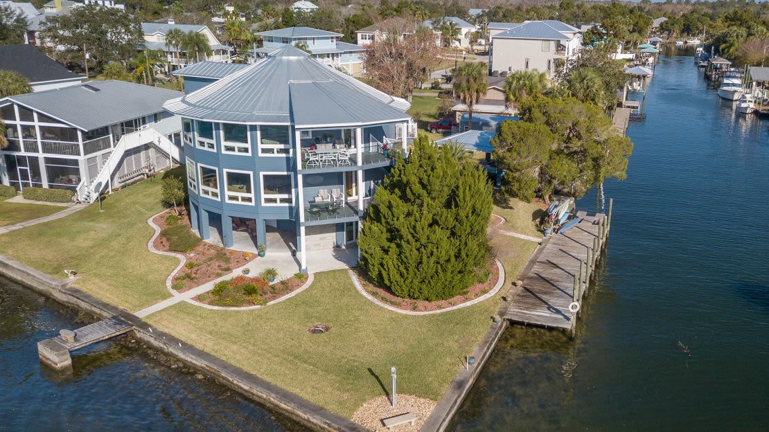 La casa de Gene Tener en Crystal River, Florida, ha superado sucesivos huracanes. Aunque tuvo que limpiar el garaje inundado de la planta baja tras el paso del huracán Helene en septiembre, la casa no sufrió "ningún daño", dijo a CNN. Crédito: Jeff Hall