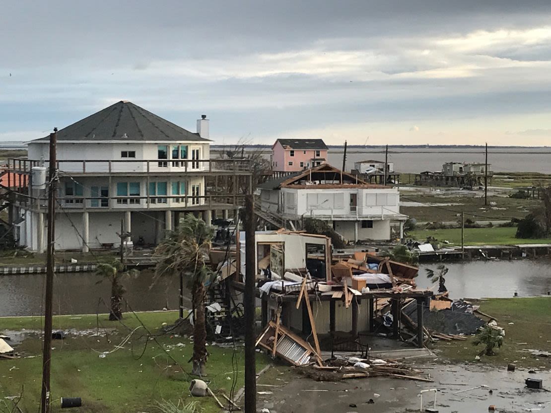 Una casa Deltec (izquierda) permanece intacta junto a un vecino menos afortunado en Rockport, Texas, tras el paso del huracán Harvey en 2017. Crédito: Cortesía de Deltec