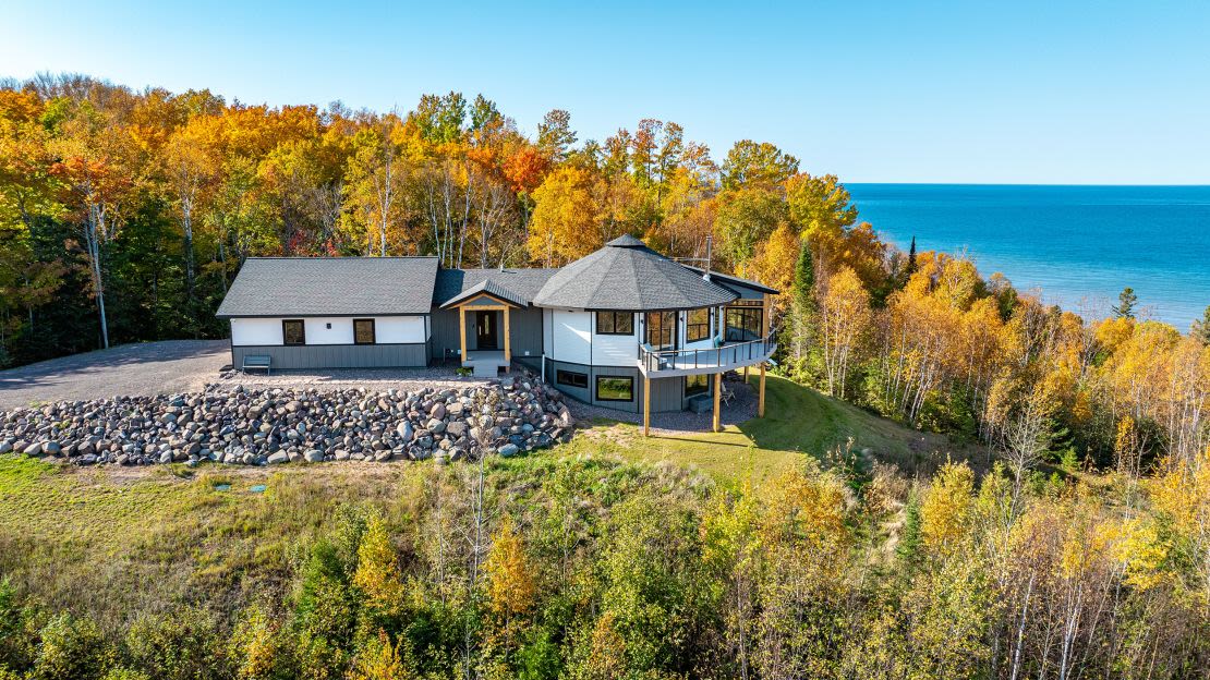 Deltec afirma que también vende casas en zonas no conocidas por los huracanes, como ésta en el lago Superior, en Michigan. Crédito: Cortesía de Deltec