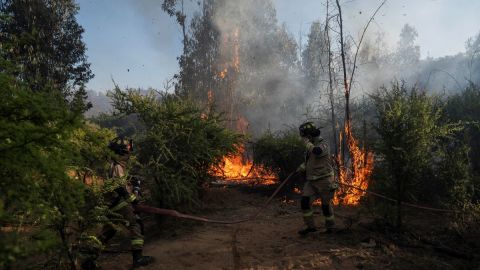 Fotografía un incendio forestal este martes en Quilpué, Chile.