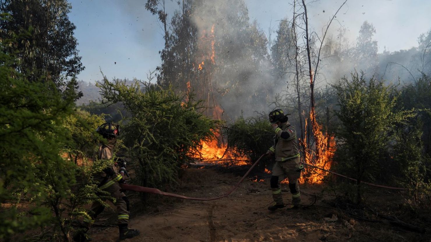 Fotografía un incendio forestal este martes en Quilpué, Chile.