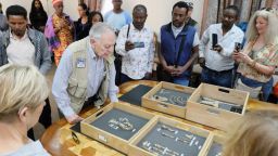 Don Johanson visita el Museo Nacional de Etiopía en Addis Abeba, Etiopía, donde se conservan los restos de Lucy. Crédito: Stephen Filmer