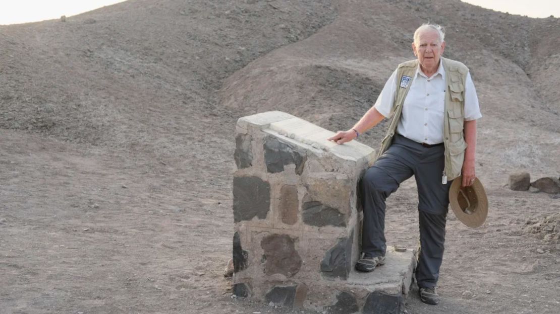 Don Johanson posa a principios de este año junto al pedestal que marca el lugar del descubrimiento de Lucy, durante un viaje en conmemoración de los 50 años desde que se encontró su fósil. Crédito; Jack Daulton