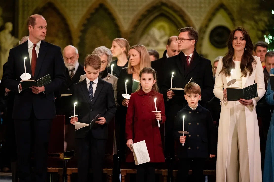 El príncipe Guillermo, príncipe de Gales, el príncipe Jorge, la princesa Carlota, el príncipe Luis y Katherine, princesa de Gales, durante el servicio "Juntos en Navidad" en la Abadía de Westminster el 8 de diciembre de 2023 en Londres, Inglaterra.