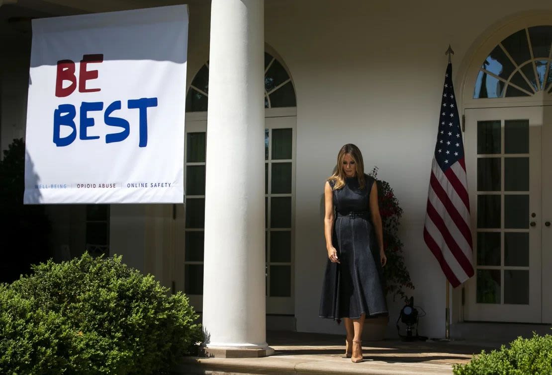 En esta fotografía de mayo de 2018, Melania Trump llega durante un evento de la iniciativa "Be Best" en el Jardín de las Rosas de la Casa Blanca en Washington. Al Drago/Bloomberg/Getty Images