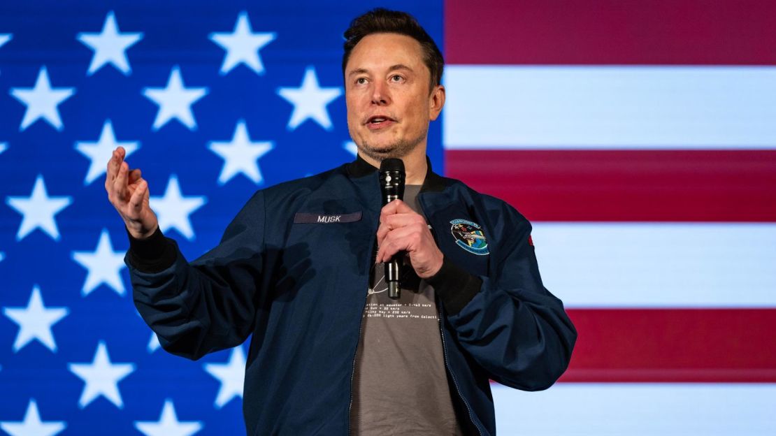 Elon Musk habla durante un foro de debate de America PAC el 26 de octubre en Lancaster, Pensilvania.