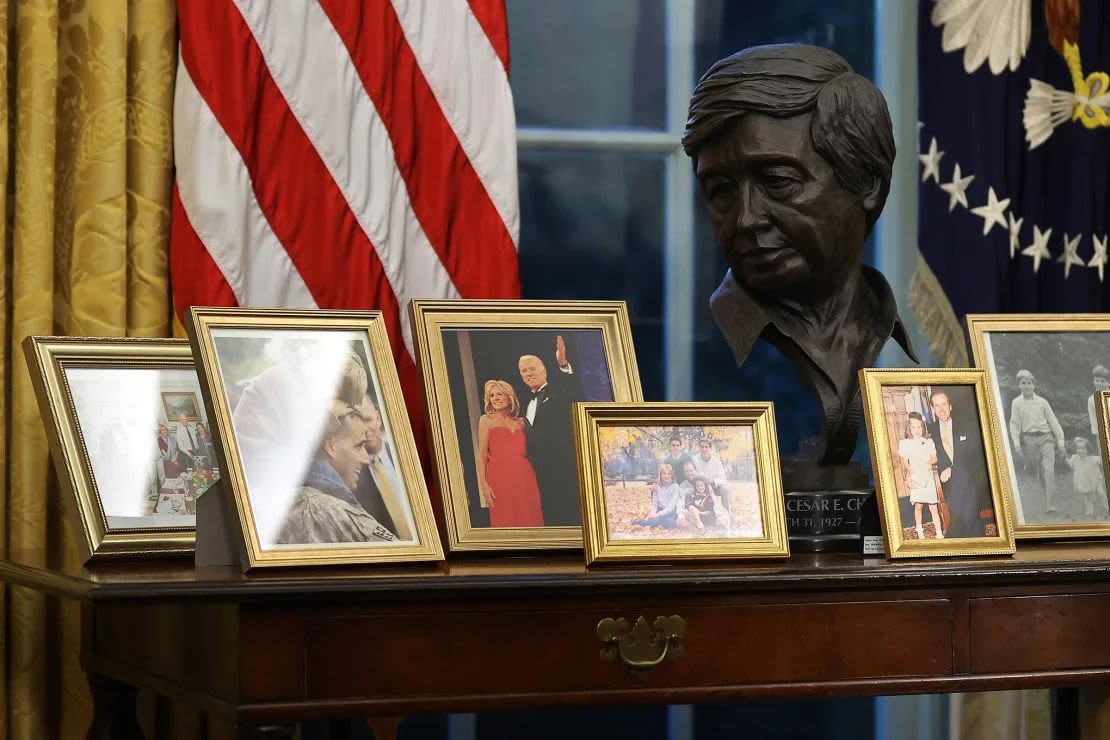 Imagen de una colección de fotos enmarcadas en el Despacho Oval pocas horas después de la toma de posesión de Biden el 20 de enero de 2021. Chip Somodevilla/Getty Images