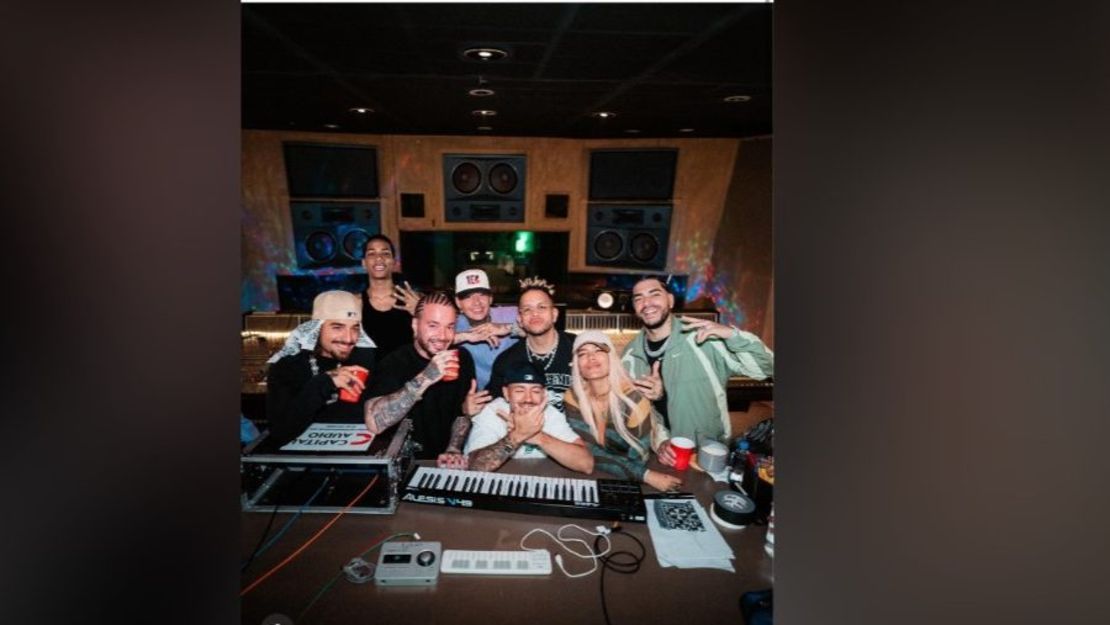 Feid, Karol G, Maluma, J Balvin, Blessd, Ryan Castro y Ovy On The Drums en una foto promocional de la canción +57. (Foto: Instagram Karol G).