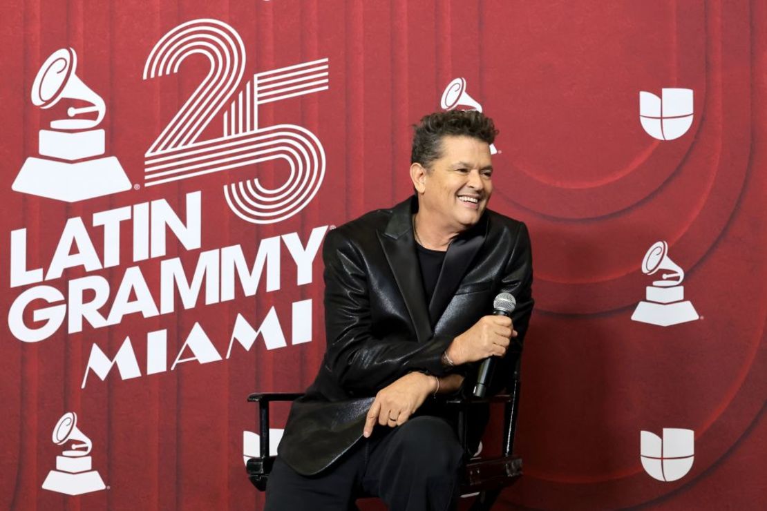 Carlos Vives habla durante la conferencia de prensa de la 25 Entrega de los Latin GRAMMY el 11 de noviembre de 2024 en Miami, Florida.