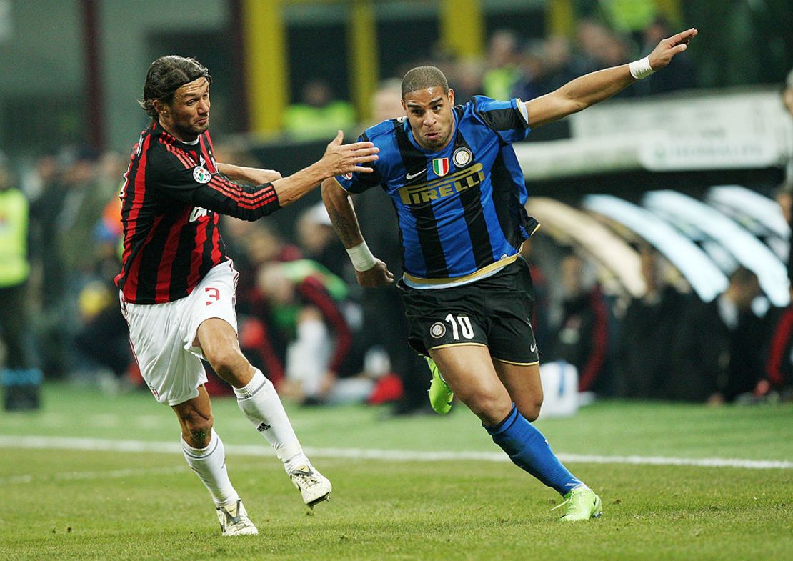 El defensa Paolo Maldini del Milan (a la izquierda) y el delantero Adriano del Inter de Milán (a la derecha) en acción durante el derbi de Milán de la Serie A el 15 de febrero de 2009 en Milán, Italia. Este fue el último partido en el que Adriano marcó un gol para el Inter, según la UEFA, que al final se llevó el derbi por marcador de 2-1.