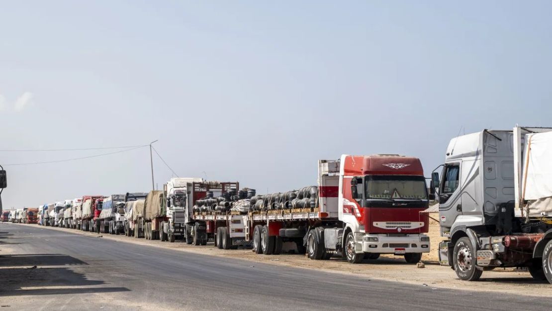 Camiones con ayuda destinada a Gaza aparcados a un lado de la carretera en Arish, Egipto, el 16 de octubre.