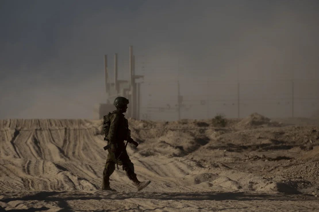 Un soldado israelí patrulla cerca de la frontera con Gaza el 11 de noviembre.