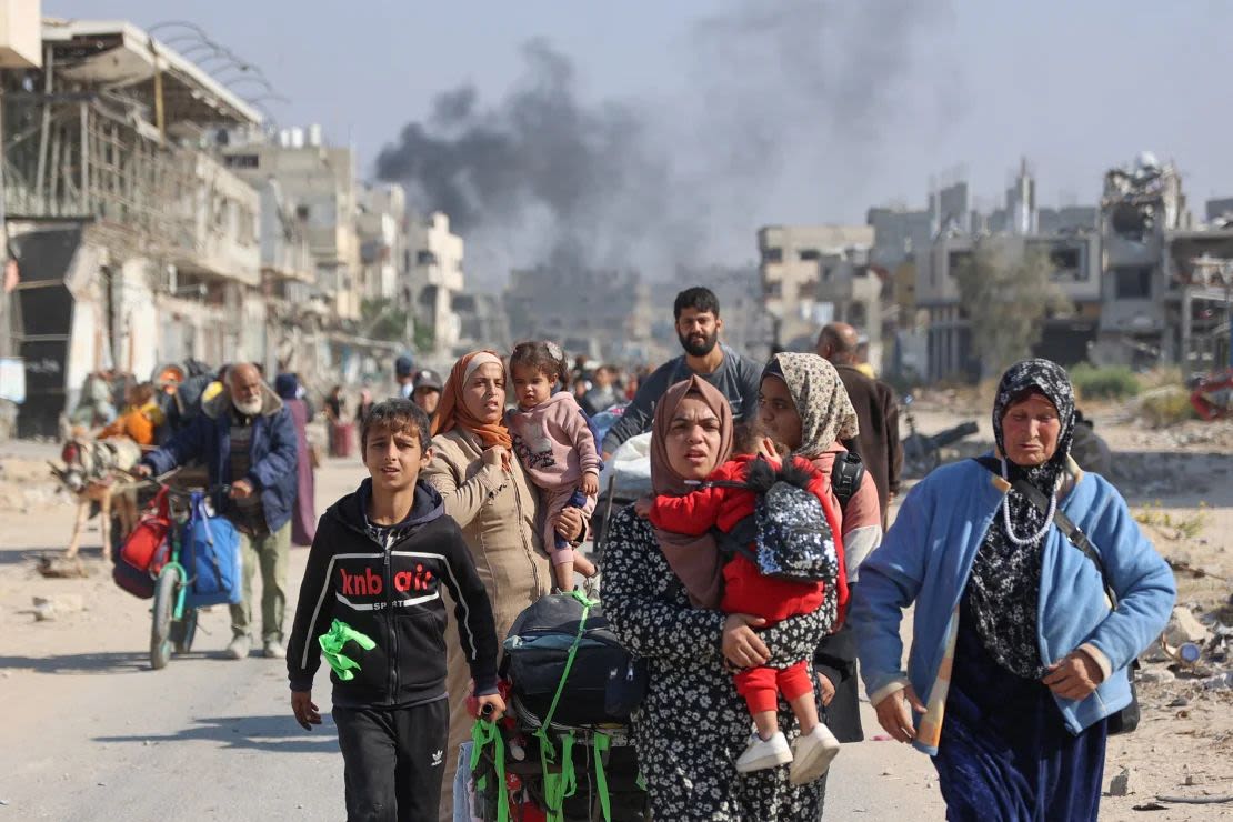 Palestinos desplazados de Beit Hanoun cruzan hacia Jabalya, en el norte de Gaza, tras las órdenes de evacuación israelíes.