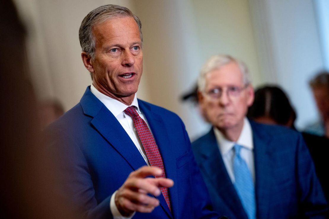 El senador John Thune, acompañado por el senador Mitch McConnell, habla durante una rueda de prensa el 15 de mayo en Washington. Crédito: Andrew Harnik/Getty Images.