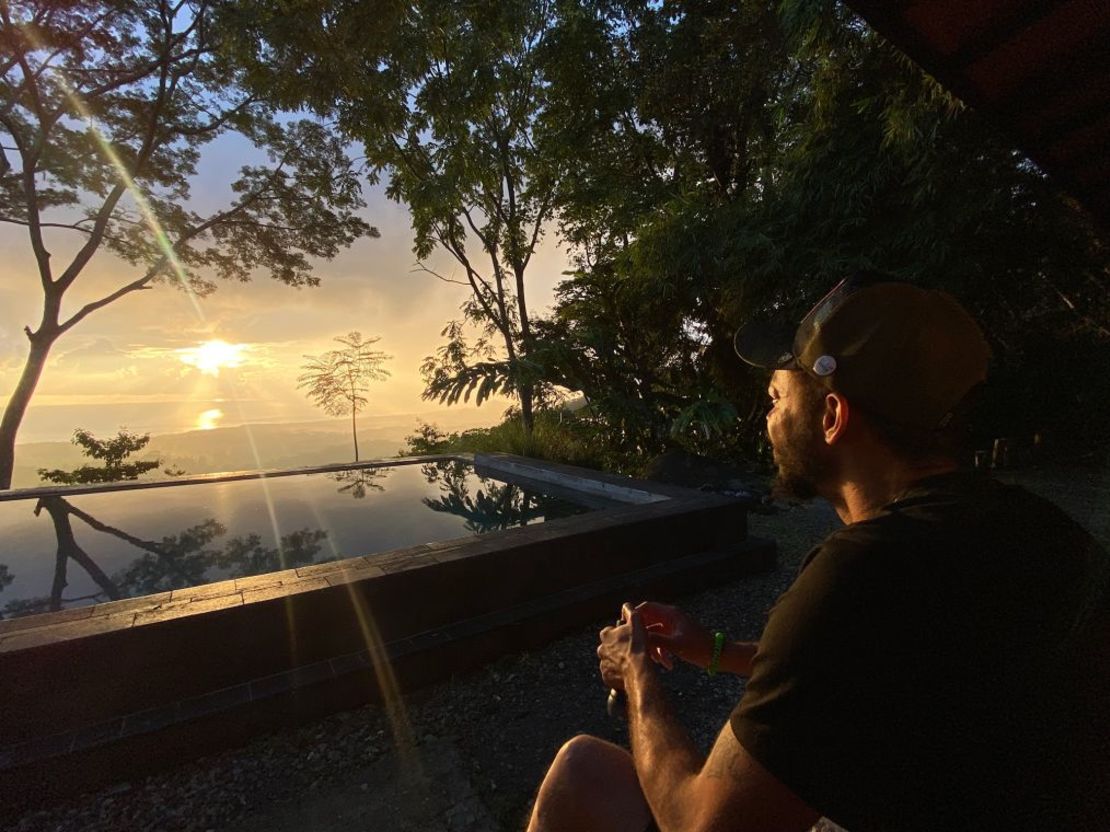 Un momento de paz para Deitrick Bates en Puntarenas, Costa Rica. Él y su esposa, CoCo, vivieron en la ciudad de Atenas durante tres años. Crédito: CoCo y Deitrick Bates