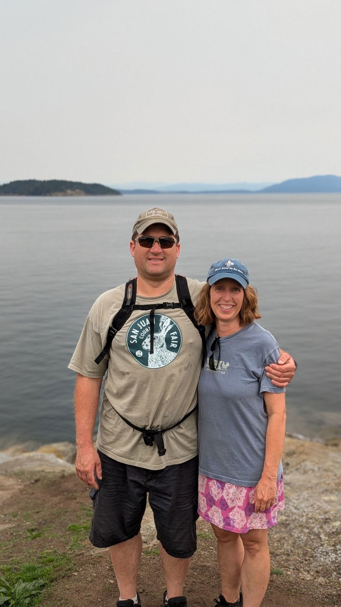 Eric y Kristen Rezabek en el Parque Estatal Marino de la Isla Sucia en septiembre. La pareja trabaja para el condado y dicen que la semana laboral reducida ha mejorado su calidad de vida. Crédito: Cortesía de Eric Rezabek