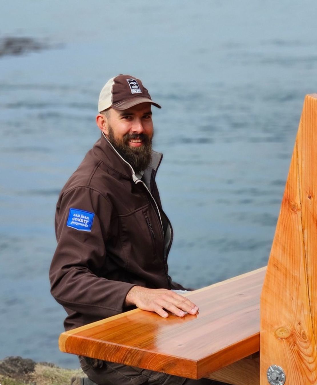 Joe Ingman instala un banco que construyó en el parque del condado de Shark Reef en septiembre de 2023. Ingman, gestor de parques del condado, dijo que la semana laboral de 32 horas facilitó su trabajo al atraer a un mayor número de solicitantes. Crédito: Cortesía de Joe Ingman