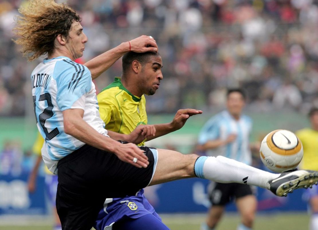 El brasileño Adriano y el argentino Fabricio Coloccini disputan el balón durante la final de la Copa América, el 25 de julio de 2004, en el Estadio Nacional de Lima. Crédito: OMAR TORRES/AFP via Getty Images