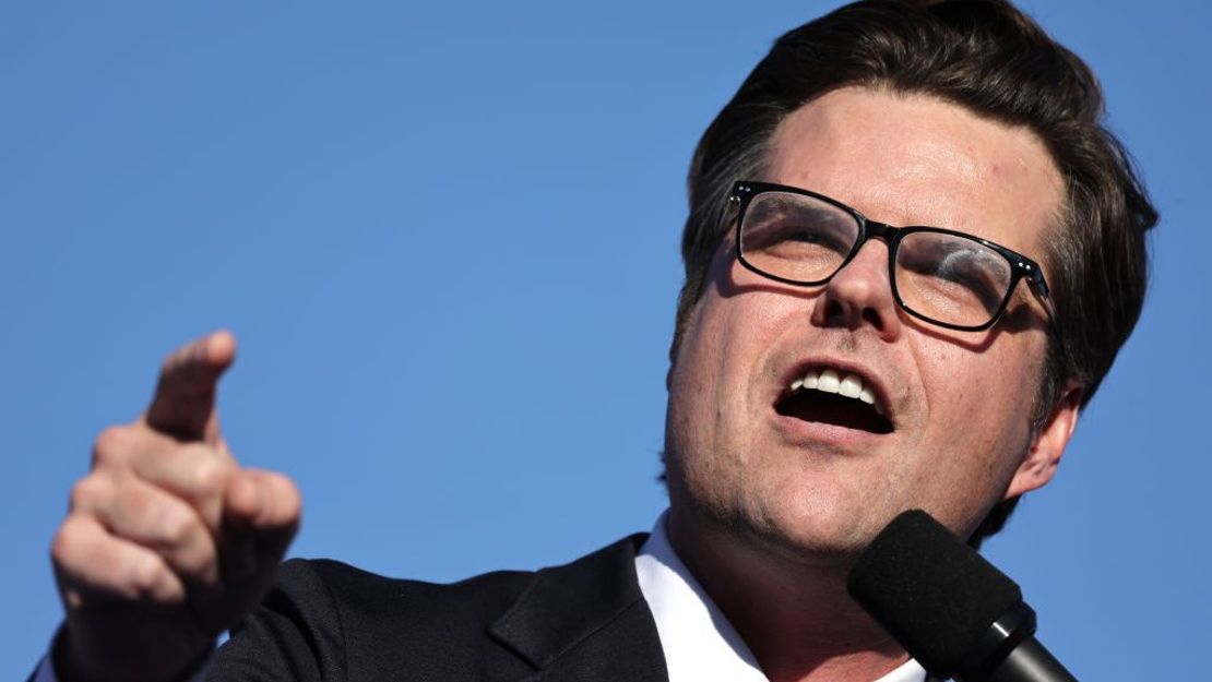 El representante estadounidense Matt Gaetz habla en un mitin de campaña de Donald Trump el 12 de octubre de 2024 en Coachella, California. Crédito: Mario Tama/Getty Images.