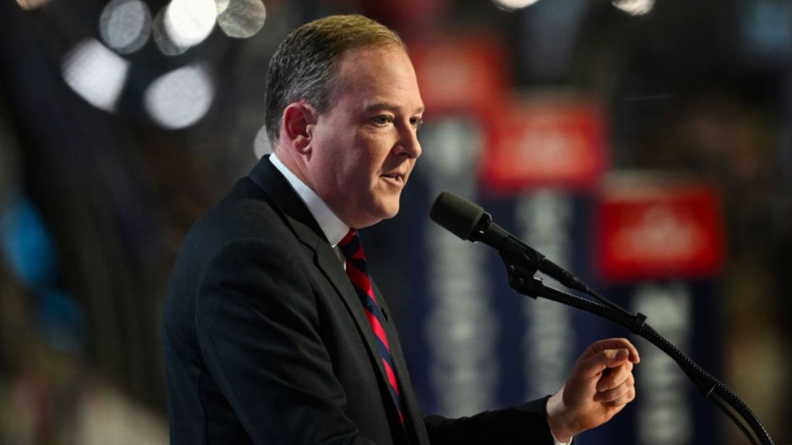 El exrepresentante Lee Zeldin habla en el escenario el tercer día de la Convención Nacional Republicana en el Fiserv Forum el 17 de julio de 2024 en Milwaukee, Wisconsin.