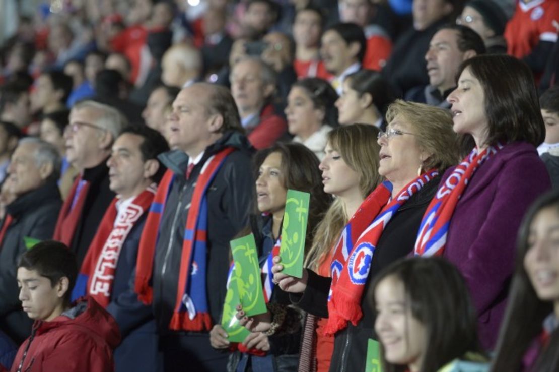 La presidenta de Chile estuvo en el partido inaugural de la Copa América 2015, que enfrentó a la selección anfitriona con Ecuador.