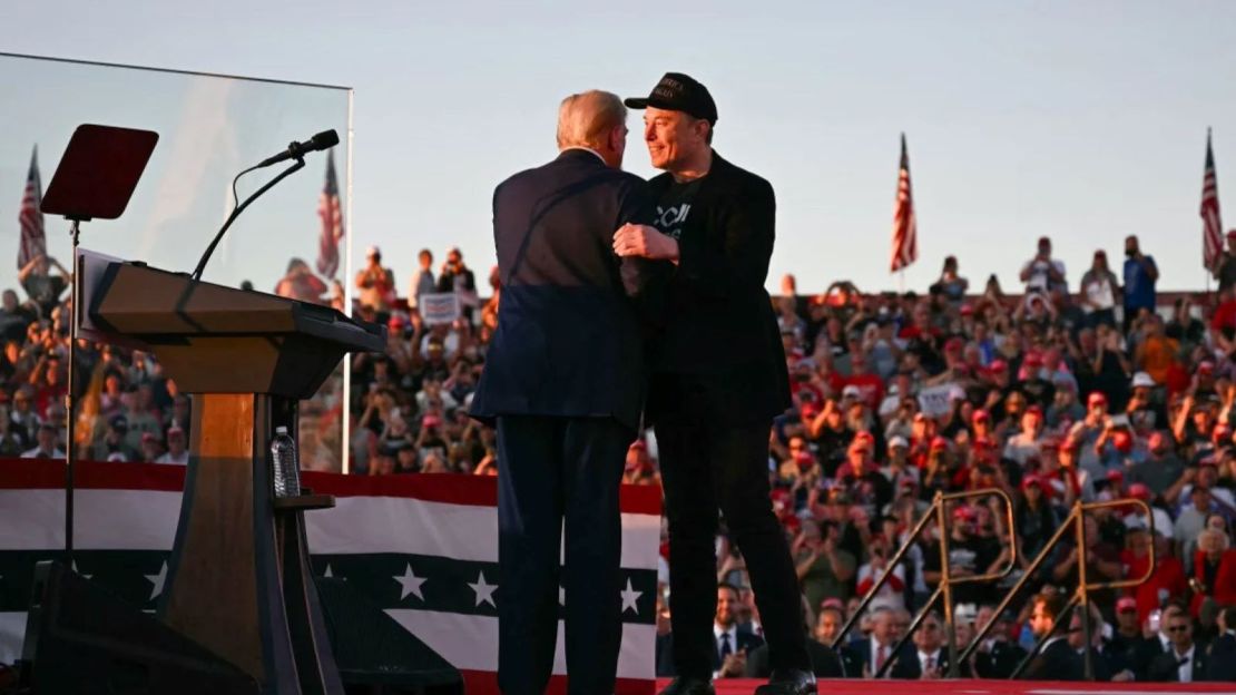 Elon Musk se une a Donald Trump durante un mitin de campaña en Butler, Pennsylvania, el 5 de octubre. Crédito: Jim Watson/AFP/Getty Images