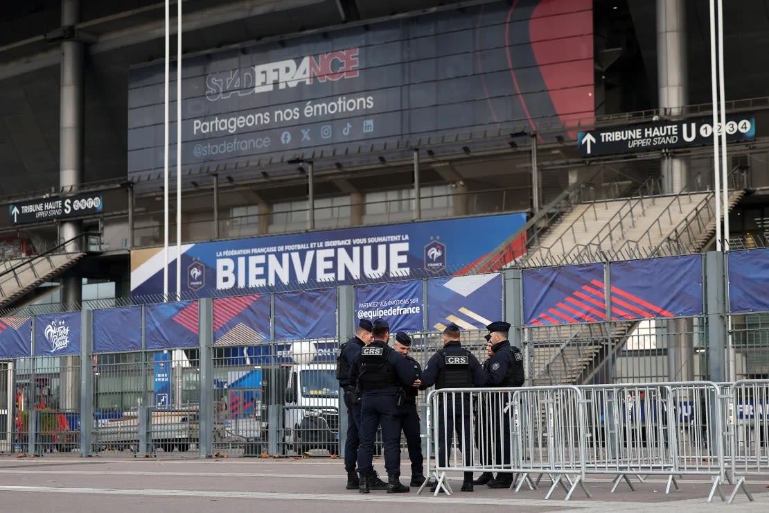 La Policía antidisturbios francesa asegura el Stade-de-France en vísperas del partido de fútbol de la Liga de Naciones de la UEFA entre Francia e Israel, en Saint-Denis, al norte de París, el 13 de noviembre de 2024.