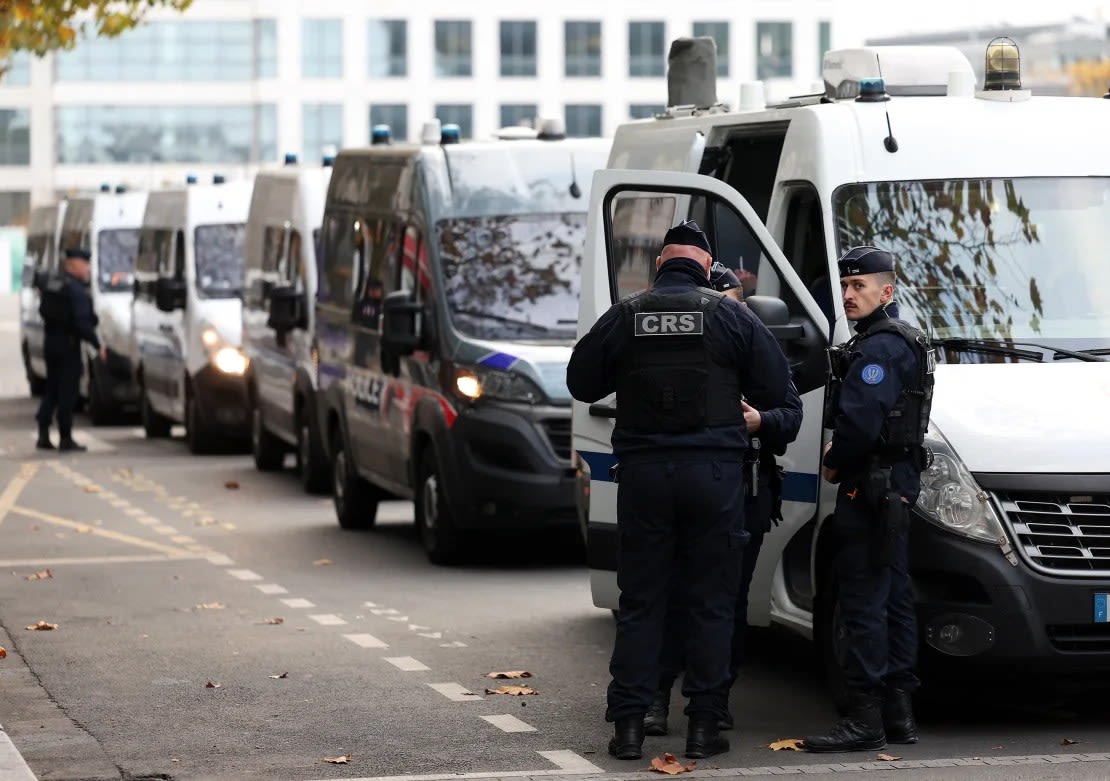 La Policía antidisturbios francesa asegura el Stade-de-France en vísperas del partido de fútbol de la Liga de Naciones de la UEFA entre Francia e Israel, en Saint-Denis, al norte de París, el 13 de noviembre de 2024.