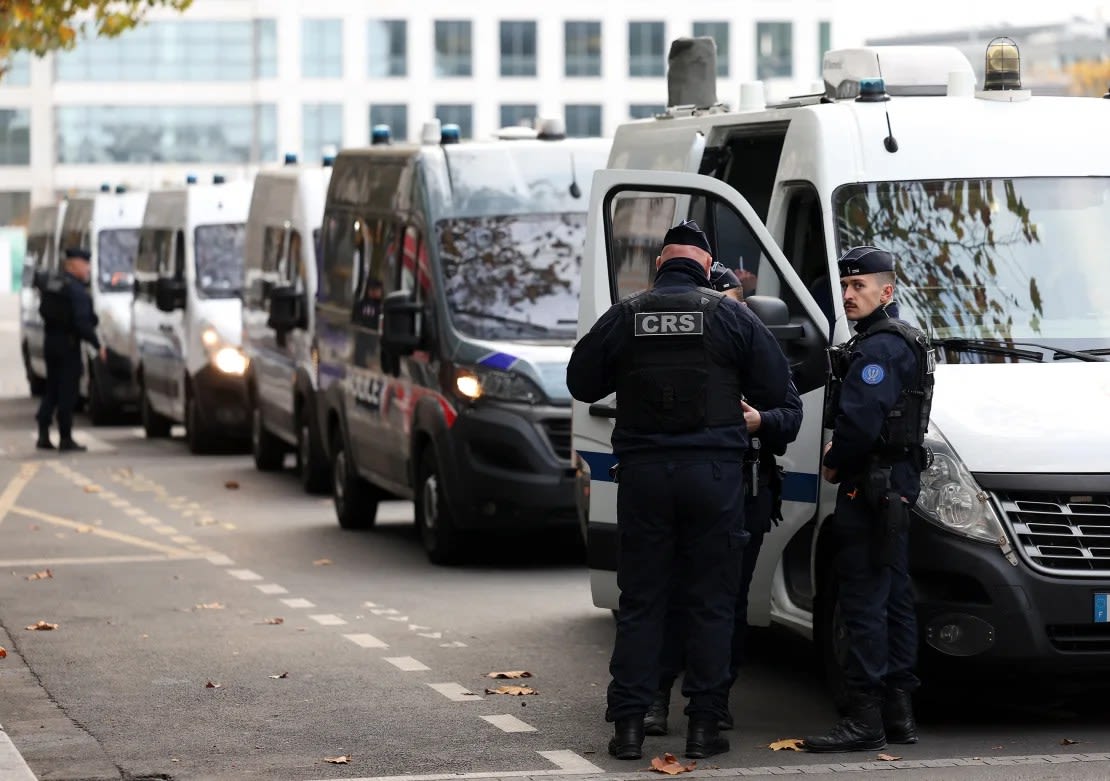La Policía antidisturbios sa asegura el Stade-de- en vísperas del partido de fútbol de la Liga de Naciones de la UEFA entre Francia e Israel, en Saint-Denis, al norte de París, el 13 de noviembre de 2024.